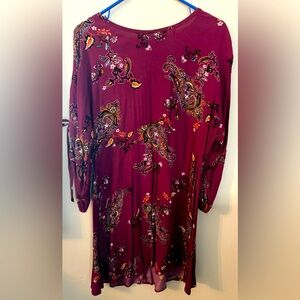 Pretty long sleeved-light weight paisley design dress detail sleeves and keyhole